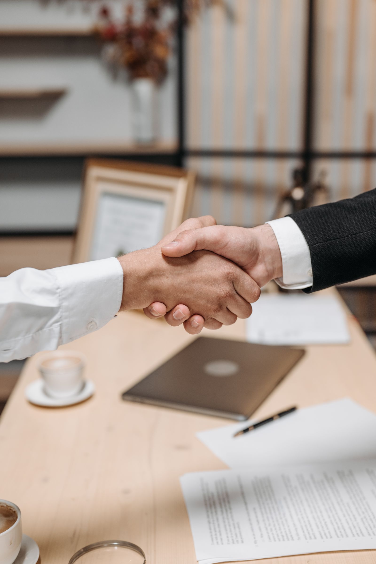 Strângere de mână — parteneriat companie